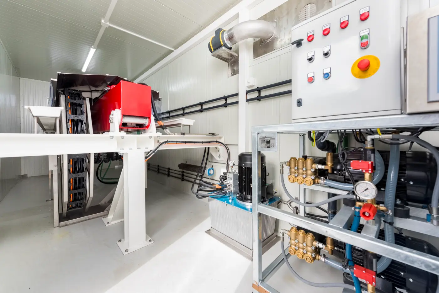 Technische ruimte met pompen, chemie en besturing